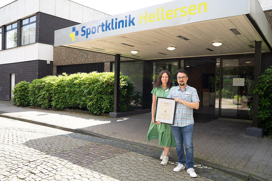 Die Mitarbeiter der Abteilung Krankenhaushygiene Anja Heupel und Tuna Colak überwachten die Umsetzung der Hygienemaßnahmen. © Sportklinik Hellersen