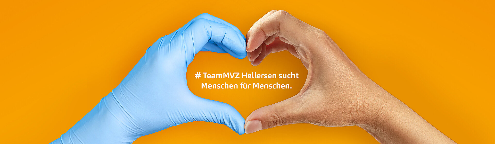 Zwei Hände formen ein Herz – eine mit medizinischem Handschuh, die andere natürlich